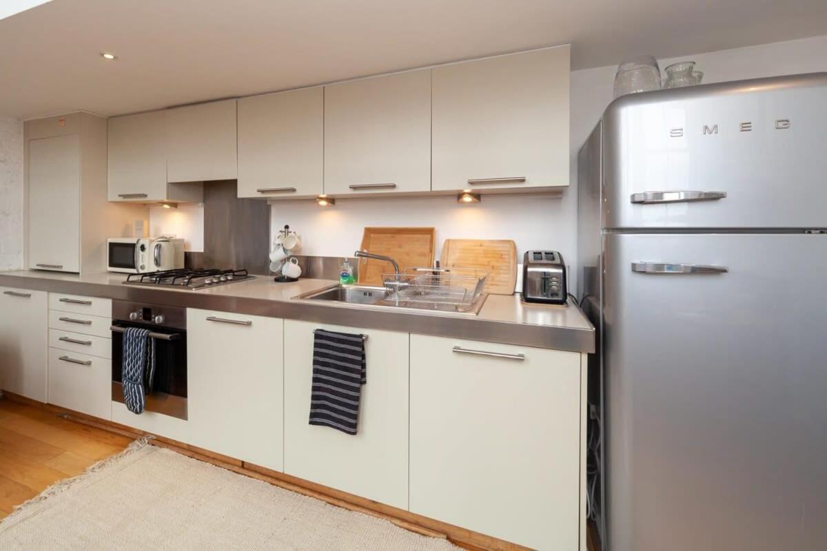 Charming 1 Bedroom Apartment In Old School House Лондон Екстериор снимка