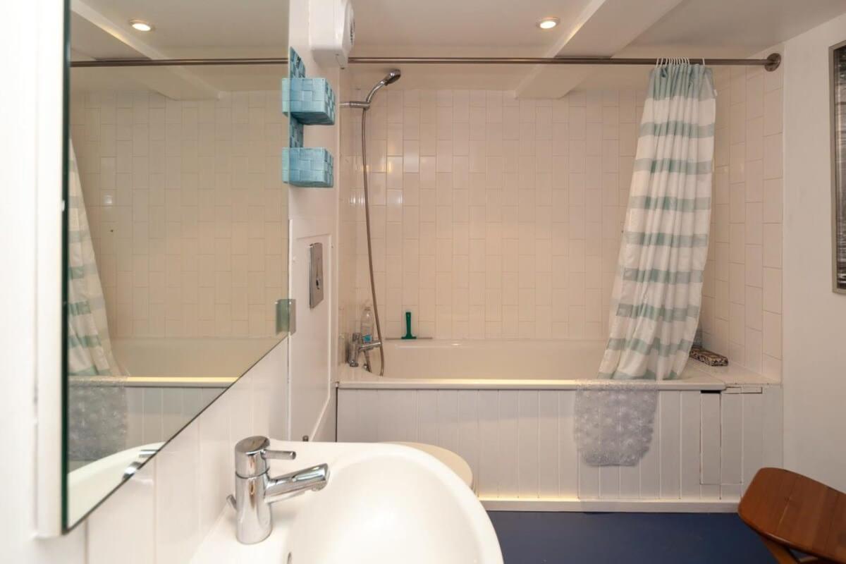 Charming 1 Bedroom Apartment In Old School House Лондон Екстериор снимка