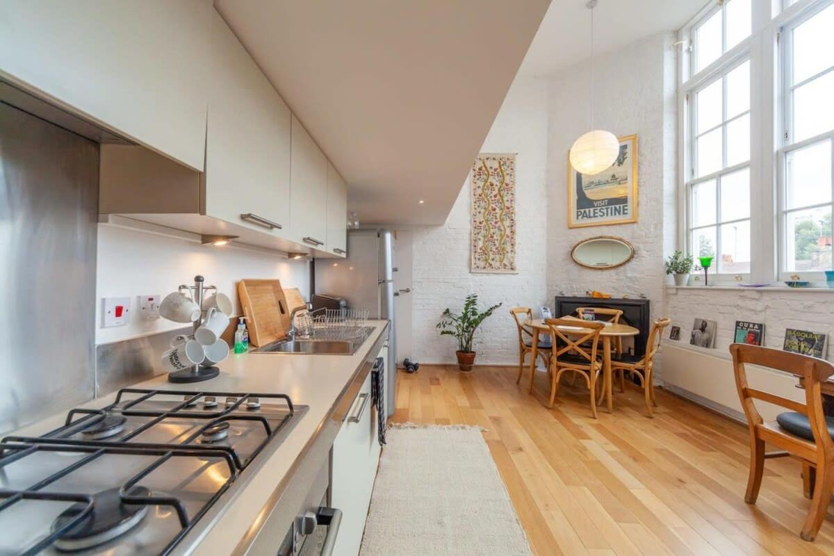 Charming 1 Bedroom Apartment In Old School House Лондон Екстериор снимка